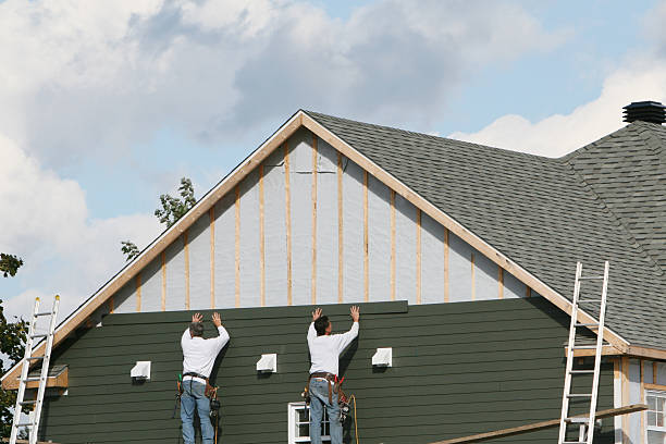 Professional Vinyl Siding technician working in Alger, OH
